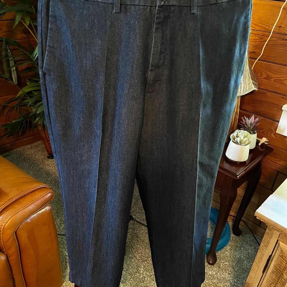 Haggar 44/32 Relaxed Men's Jeans Dark Blue pleated front jeans.